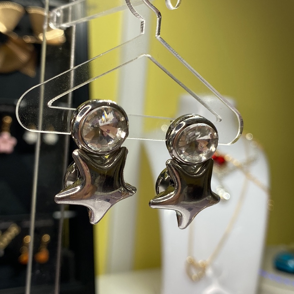 Star earrings with stone